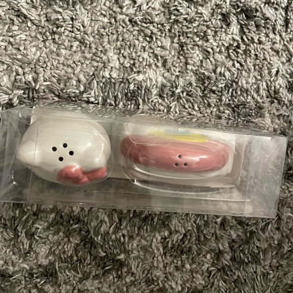 Hello Kitty Rainbow Salt & Pepper Shaker Set - Picture 2 of 4